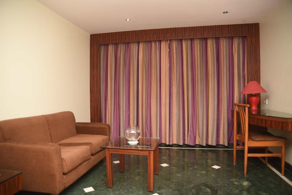 Hotel Maurya Бангалор Екстериор снимка