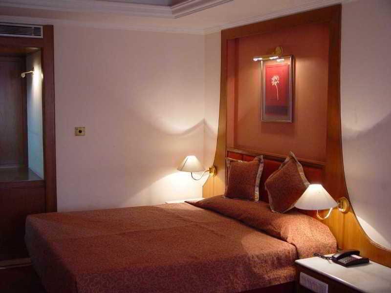 Hotel Maurya Бангалор Екстериор снимка