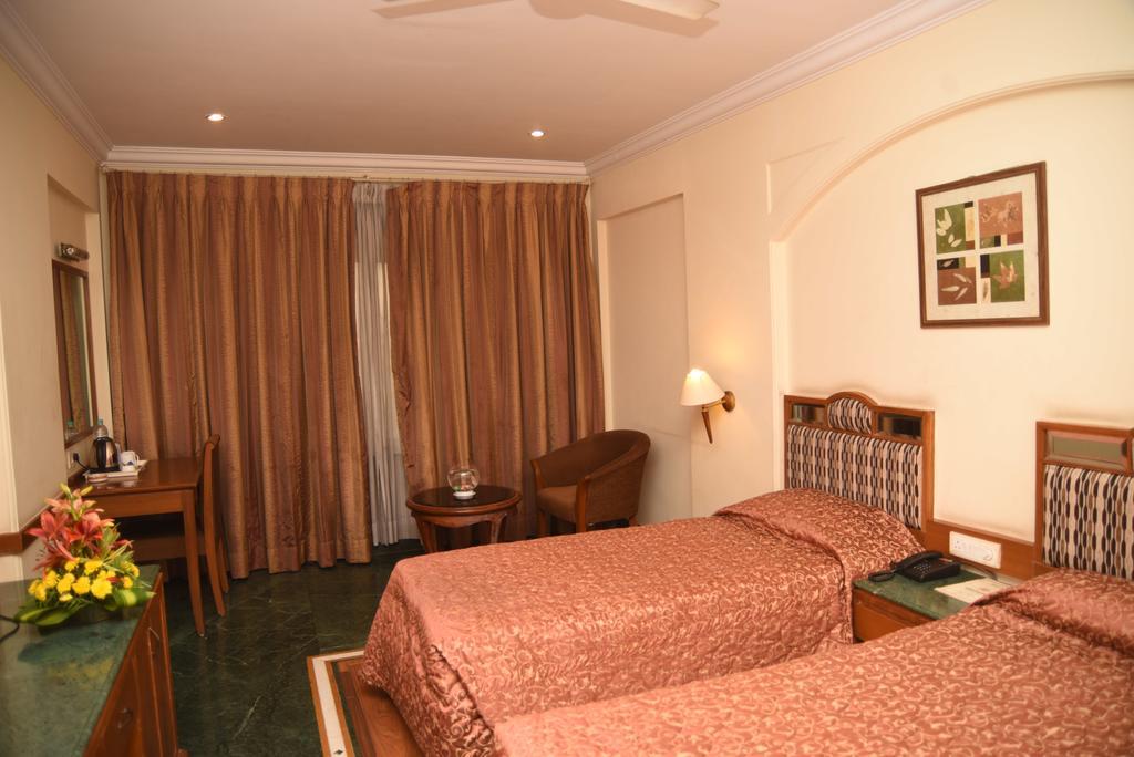 Hotel Maurya Бангалор Екстериор снимка
