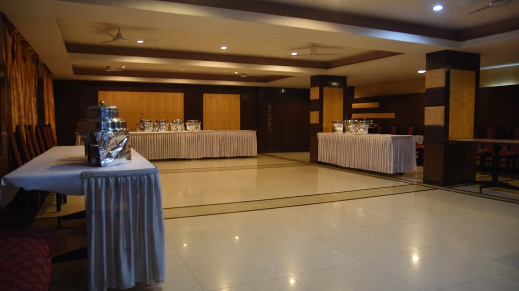 Hotel Maurya Бангалор Екстериор снимка