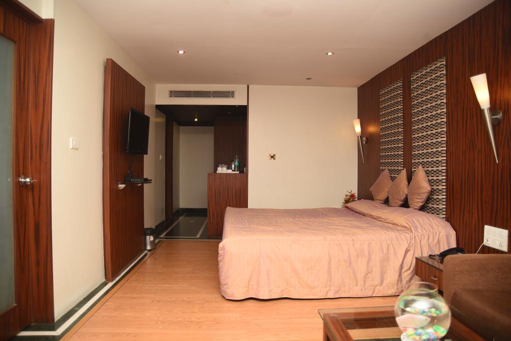 Hotel Maurya Бангалор Екстериор снимка