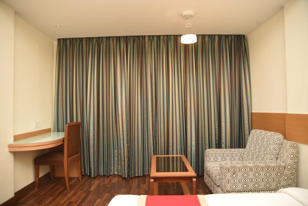 Hotel Maurya Бангалор Екстериор снимка
