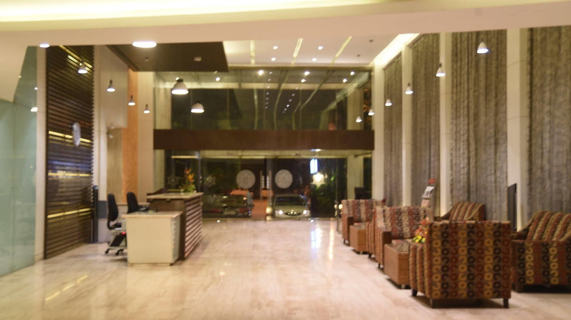 Hotel Maurya Бангалор Екстериор снимка
