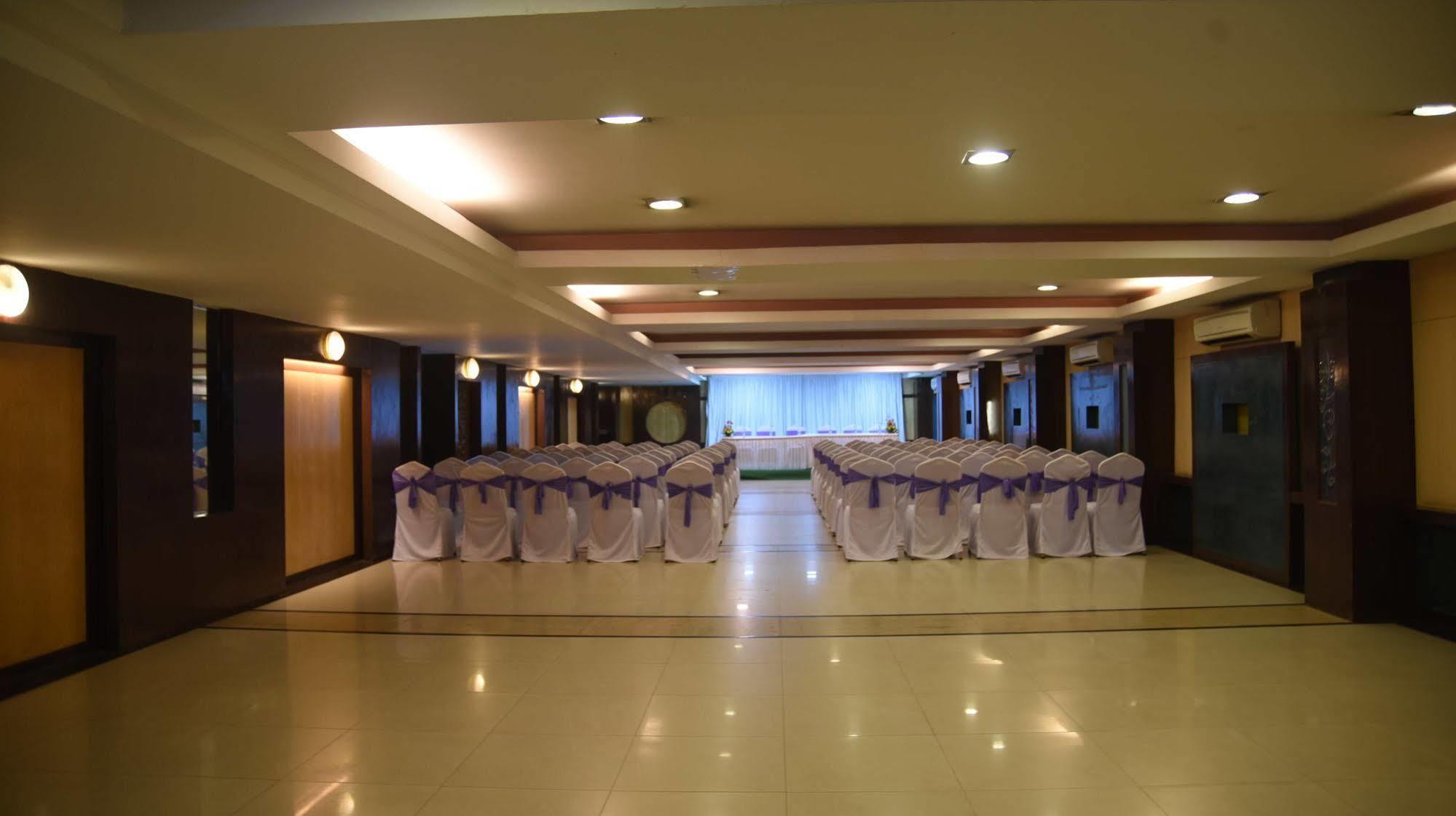 Hotel Maurya Бангалор Екстериор снимка