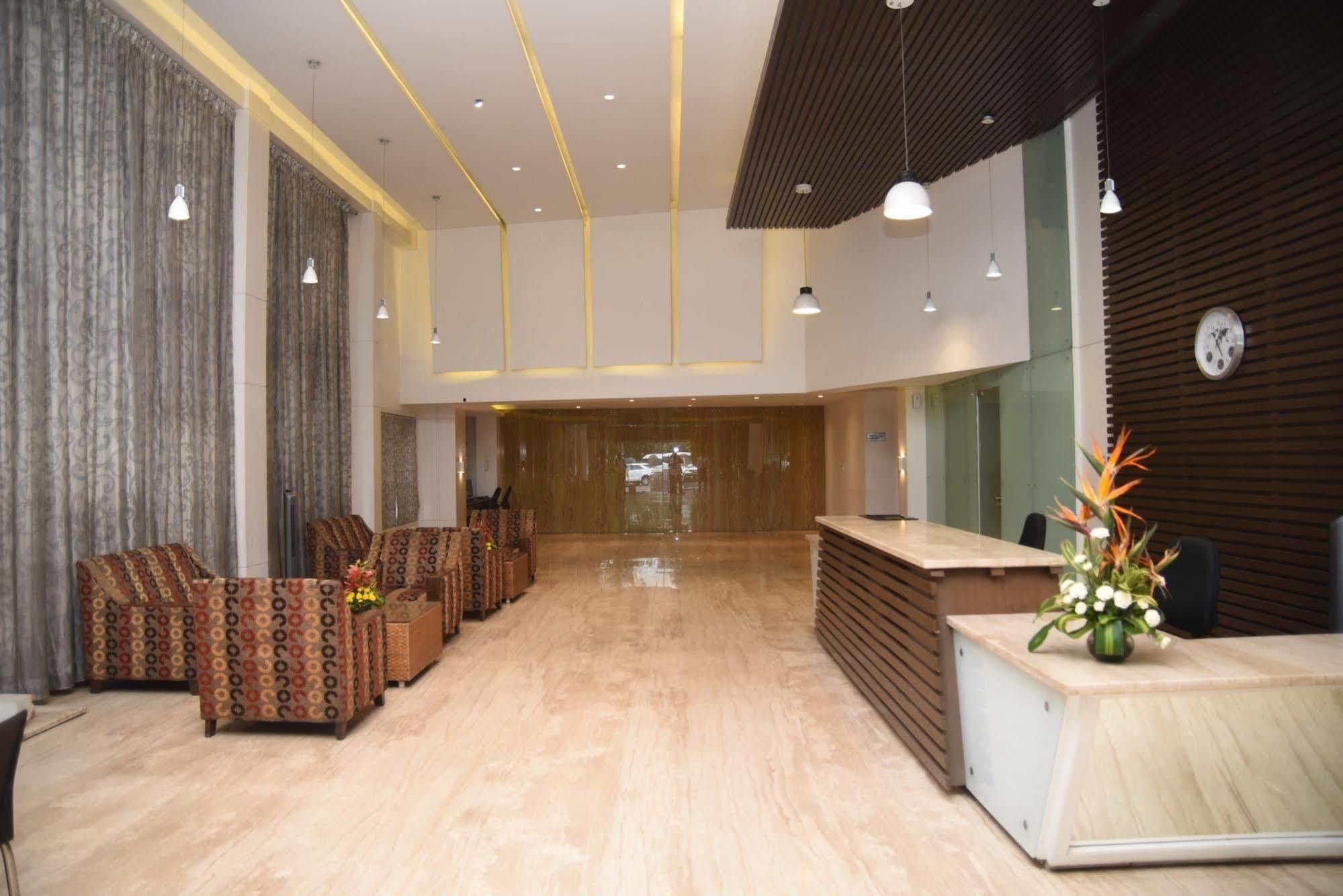 Hotel Maurya Бангалор Екстериор снимка